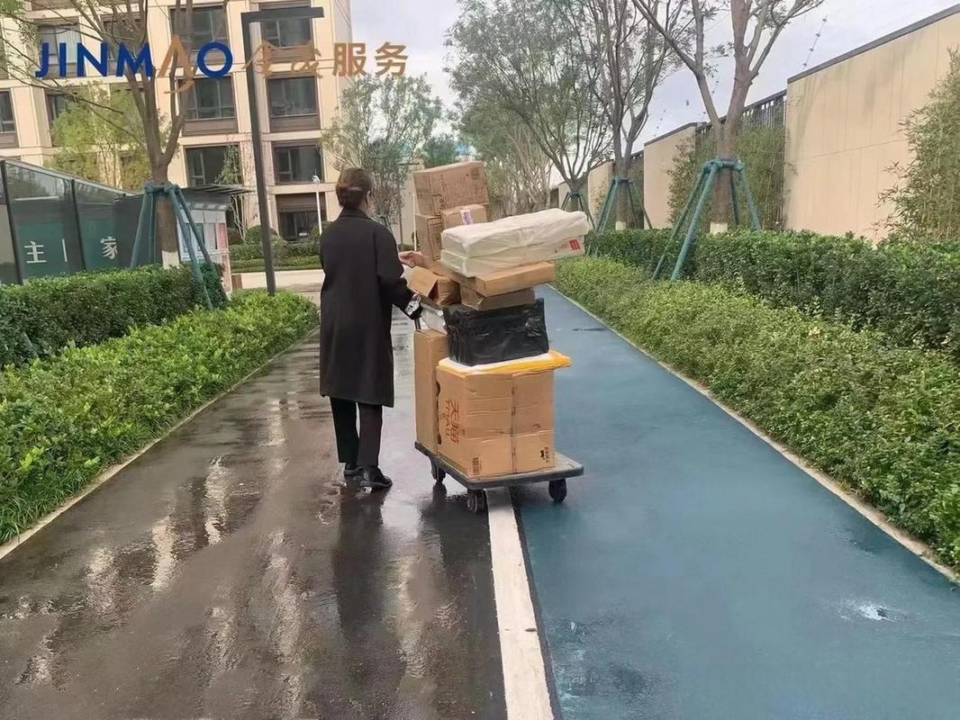 西安的物业服务已经到这个标准了吗?送快递上门,在看看我们小区的!